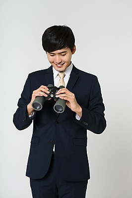 포토 JPG 스튜디오촬영 남자 실내 한명 서기 미소 들기 정장 상반신 20대 성인 앞모습 쌍안경 한국인 비즈니스맨 청년남자한명만 성인남자한명만 국내포토 1 옷 뷰포인트 비즈니스 모션 표정 사람 동양인 청년 내부 망원경 직장인 남자한명만 성인남자만 청년남자만 파일형식