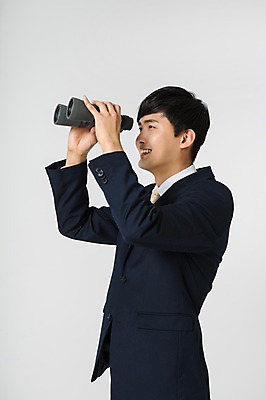 포토 JPG 스튜디오촬영 남자 실내 한명 서기 미소 들기 정장 상반신 20대 성인 옆모습 쌍안경 한국인 관찰 비즈니스맨 청년남자한명만 성인남자한명만 국내포토 1 옷 뷰포인트 비즈니스 모션 표정 사람 동양인 청년 내부 망원경 직장인 남자한명만 성인남자만 청년남자만 파일형식