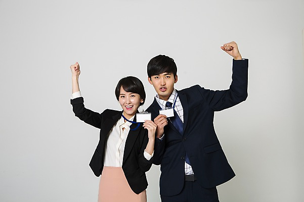 포토 JPG 스튜디오촬영 여자 남자 실내 서기 미소 들기 정장 상반신 20대 성인 두명 앞모습 손들기 파이팅 주먹 한국인 비즈니스맨 비즈니스우먼 입내밀기 사원증 성인만 국내포토 옷 뷰포인트 비즈니스 모션 표정 사람 동양인 청년 내부 직장인 파일형식
