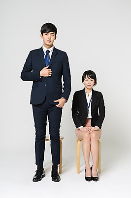 포토 JPG 스튜디오촬영 전신 여자 남자 구두 실내 서기 앉기 정장 20대 성인 두명 앞모습 한국인 구직 비즈니스맨 비즈니스우먼 하이힐 면접 나무의자 취업준비생 사원증 성인만 국내포토 옷 뷰포인트 신발 컨셉 의자 비즈니스 모션 사람 동양인 청년 내부 목재 직장인 여성화 파일형식