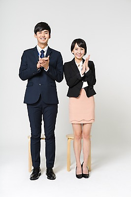 포토 JPG 스튜디오촬영 전신 여자 남자 구두 실내 서기 미소 정장 20대 성인 두명 앞모습 한국인 구직 비즈니스맨 비즈니스우먼 하이힐 박수 면접 나무의자 취업준비생 성인만 국내포토 옷 뷰포인트 신발 컨셉 의자 비즈니스 모션 표정 사람 동양인 손짓 청년 내부 목재 직장인 여성화 파일형식