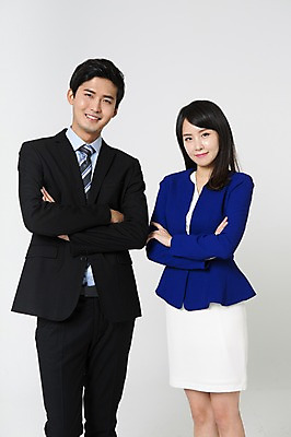 포토 JPG 스튜디오촬영 여자 남자 실내 서기 미소 정장 상반신 20대 성인 두명 앞모습 팔짱 한국인 비즈니스맨 비즈니스우먼 성인만 국내포토 옷 뷰포인트 비즈니스 모션 표정 사람 동양인 청년 내부 직장인 파일형식
