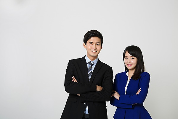 포토 JPG 스튜디오촬영 여자 남자 실내 미소 정장 상반신 20대 성인 두명 앞모습 팔짱 한국인 비즈니스맨 비즈니스우먼 성인만 국내포토 옷 뷰포인트 비즈니스 모션 표정 사람 동양인 청년 내부 직장인 파일형식