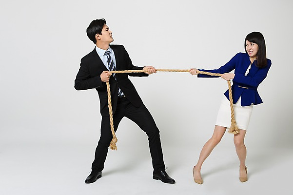 포토 JPG 스튜디오촬영 전신 여자 남자 밧줄 구두 실내 서기 정장 20대 성인 두명 앞모습 마주보기 경쟁 한국인 잡기 비즈니스맨 비즈니스우먼 찡그림 당기기 하이힐 라이벌 줄다리기 노려봄 성인만 국내포토 옷 줄 뷰포인트 신발 컨셉 비즈니스 모션 놀이 표정 사람 동양인 청년 내부 직장인 여성화 파일형식