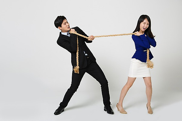 포토 JPG 스튜디오촬영 전신 여자 남자 밧줄 구두 실내 서기 정장 20대 성인 두명 앞모습 경쟁 한국인 잡기 비즈니스맨 비즈니스우먼 찡그림 당기기 하이힐 라이벌 줄다리기 노려봄 성인만 국내포토 옷 줄 뷰포인트 신발 컨셉 비즈니스 모션 놀이 표정 사람 동양인 청년 내부 직장인 여성화 파일형식