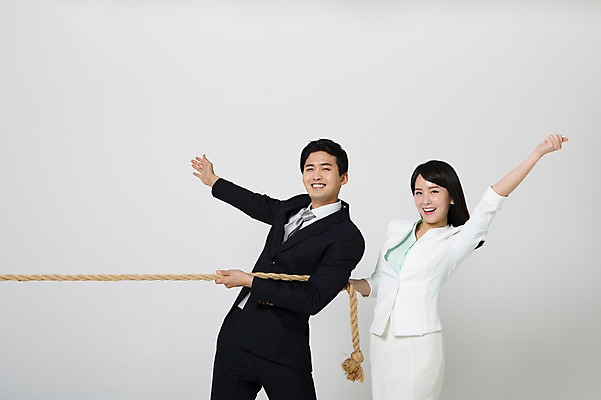 포토 JPG 스튜디오촬영 여자 남자 밧줄 팔벌리기 실내 서기 미소 정장 상반신 20대 성인 두명 옆모습 손들기 한국인 엄지손가락 잡기 최고 비즈니스맨 비즈니스우먼 당기기 줄다리기 성인만 국내포토 옷 줄 뷰포인트 비즈니스 손가락 모션 놀이 표정 사람 동양인 청년 내부 직장인 파일형식