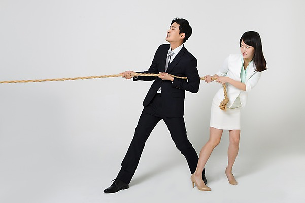 포토 JPG 스튜디오촬영 전신 응시 여자 남자 밧줄 구두 실내 서기 정장 20대 성인 두명 앞모습 옆모습 한국인 잡기 비즈니스맨 비즈니스우먼 찡그림 당기기 하이힐 줄다리기 노려봄 성인만 국내포토 시선 옷 줄 뷰포인트 신발 비즈니스 모션 놀이 표정 사람 동양인 청년 내부 직장인 여성화 파일형식