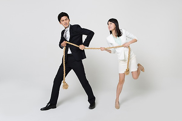 포토 JPG 스튜디오촬영 전신 여자 남자 밧줄 구두 실내 서기 정장 20대 성인 두명 앞모습 옆모습 마주보기 경쟁 한국인 잡기 비즈니스맨 비즈니스우먼 당기기 하이힐 라이벌 줄다리기 노려봄 다리들기 성인만 국내포토 옷 줄 뷰포인트 신발 컨셉 비즈니스 모션 놀이 표정 사람 동양인 청년 내부 직장인 여성화 파일형식