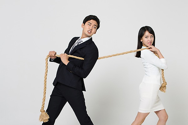 포토 JPG 스튜디오촬영 여자 남자 밧줄 실내 서기 정장 상반신 20대 성인 두명 옆모습 경쟁 한국인 잡기 비즈니스맨 비즈니스우먼 찡그림 당기기 라이벌 줄다리기 노려봄 성인만 국내포토 옷 줄 뷰포인트 컨셉 비즈니스 모션 놀이 표정 사람 동양인 청년 내부 직장인 파일형식