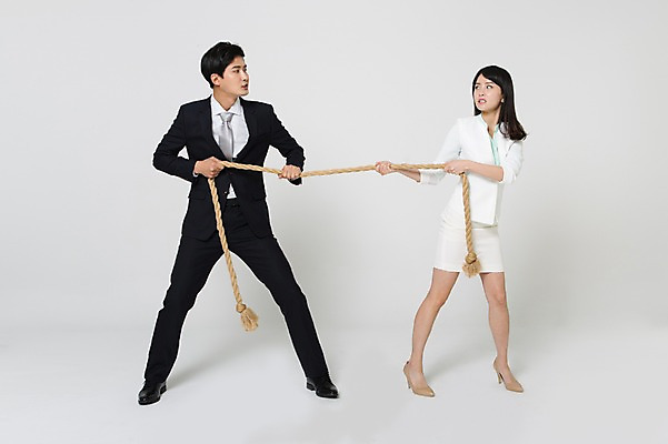 포토 JPG 스튜디오촬영 전신 여자 남자 밧줄 구두 실내 서기 정장 20대 성인 두명 앞모습 마주보기 경쟁 한국인 잡기 비즈니스맨 비즈니스우먼 당기기 하이힐 라이벌 줄다리기 노려봄 성인만 국내포토 옷 줄 뷰포인트 신발 컨셉 비즈니스 모션 놀이 표정 사람 동양인 청년 내부 직장인 여성화 파일형식