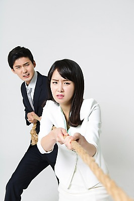 포토 JPG 스튜디오촬영 여자 남자 밧줄 실내 서기 정장 상반신 20대 성인 두명 앞모습 한국인 잡기 비즈니스맨 비즈니스우먼 찡그림 당기기 줄다리기 성인만 국내포토 옷 줄 뷰포인트 비즈니스 모션 놀이 표정 사람 동양인 청년 내부 직장인 파일형식