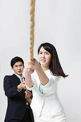 포토 JPG 스튜디오촬영 여자 남자 밧줄 실내 서기 정장 상반신 20대 성인 두명 앞모습 한국인 잡기 비즈니스맨 비즈니스우먼 찡그림 당기기 줄다리기 노려봄 성인만 국내포토 옷 줄 뷰포인트 비즈니스 모션 놀이 표정 사람 동양인 청년 내부 직장인 파일형식