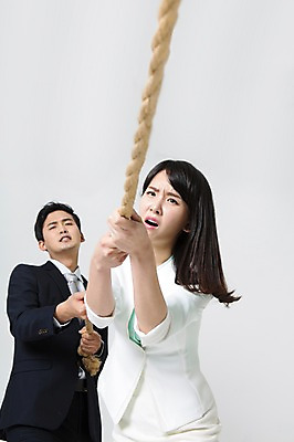 포토 JPG 스튜디오촬영 여자 남자 밧줄 실내 입벌림 서기 정장 상반신 20대 성인 두명 앞모습 한국인 잡기 비즈니스맨 비즈니스우먼 찡그림 당기기 줄다리기 성인만 국내포토 옷 줄 뷰포인트 비즈니스 모션 놀이 표정 사람 동양인 청년 내부 직장인 파일형식