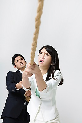 포토 JPG 스튜디오촬영 여자 남자 밧줄 실내 입벌림 서기 정장 상반신 20대 성인 두명 앞모습 한국인 잡기 비즈니스맨 비즈니스우먼 찡그림 당기기 줄다리기 노려봄 성인만 국내포토 옷 줄 뷰포인트 비즈니스 모션 놀이 표정 사람 동양인 청년 내부 직장인 파일형식