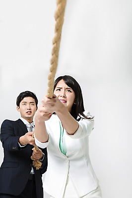 포토 JPG 스튜디오촬영 여자 남자 밧줄 실내 서기 정장 상반신 20대 성인 두명 앞모습 한국인 잡기 비즈니스맨 비즈니스우먼 찡그림 당기기 줄다리기 노려봄 성인만 국내포토 옷 줄 뷰포인트 비즈니스 모션 놀이 표정 사람 동양인 청년 내부 직장인 파일형식
