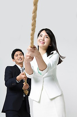 포토 JPG 스튜디오촬영 여자 남자 밧줄 실내 서기 미소 정장 상반신 20대 성인 두명 앞모습 한국인 잡기 비즈니스맨 비즈니스우먼 당기기 줄다리기 성인만 국내포토 옷 줄 뷰포인트 비즈니스 모션 놀이 표정 사람 동양인 청년 내부 직장인 파일형식