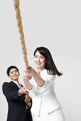 포토 JPG 스튜디오촬영 여자 남자 밧줄 실내 서기 미소 정장 상반신 20대 성인 두명 앞모습 한국인 잡기 비즈니스맨 비즈니스우먼 당기기 줄다리기 성인만 국내포토 옷 줄 뷰포인트 비즈니스 모션 놀이 표정 사람 동양인 청년 내부 직장인 파일형식