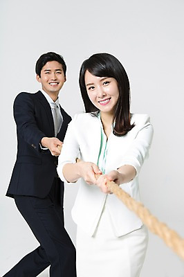 포토 JPG 스튜디오촬영 여자 남자 밧줄 실내 서기 미소 정장 상반신 20대 성인 두명 앞모습 한국인 잡기 비즈니스맨 비즈니스우먼 당기기 줄다리기 성인만 국내포토 옷 줄 뷰포인트 비즈니스 모션 놀이 표정 사람 동양인 청년 내부 직장인 파일형식