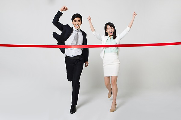 포토 JPG 스튜디오촬영 전신 여자 남자 구두 성공 실내 미소 웃음 정장 20대 성인 두명 앞모습 달리기 손들기 주먹 기쁨 한국인 우승 비즈니스맨 비즈니스우먼 하이힐 결승끈 성인만 국내포토 옷 감정 뷰포인트 신발 컨셉 비즈니스 모션 표정 사람 동양인 청년 내부 최고 직장인 여성화 결승선 파일형식