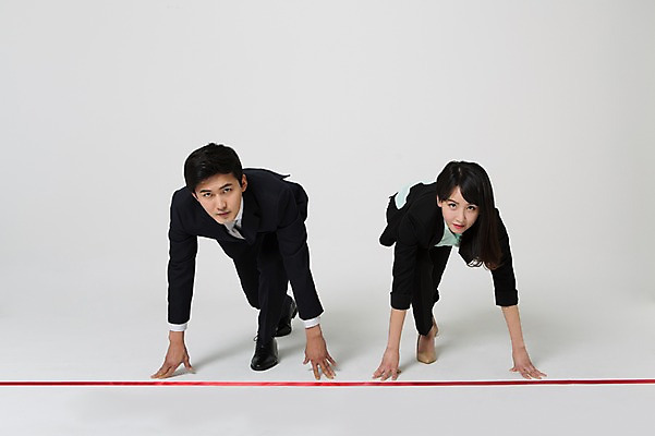 포토 JPG 스튜디오촬영 전신 여자 남자 실내 정장 20대 성인 두명 앞모습 달리기 경쟁 한국인 비즈니스맨 비즈니스우먼 무릎꿇기 준비자세 노려봄 손짚기 성인만 국내포토 옷 뷰포인트 포즈 컨셉 비즈니스 모션 표정 사람 동양인 손짓 청년 내부 직장인 준비 파일형식