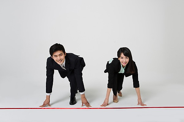 포토 JPG 스튜디오촬영 전신 여자 남자 실내 미소 정장 20대 성인 두명 앞모습 달리기 경쟁 한국인 비즈니스맨 비즈니스우먼 무릎꿇기 준비자세 손짚기 성인만 국내포토 옷 뷰포인트 포즈 컨셉 비즈니스 모션 표정 사람 동양인 손짓 청년 내부 직장인 준비 파일형식