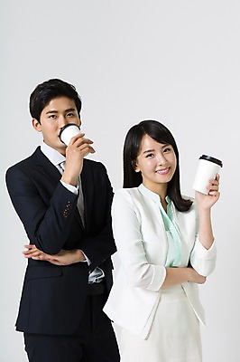 포토 JPG 스튜디오촬영 여자 남자 커피 실내 서기 미소 들기 정장 상반신 20대 성인 두명 앞모습 한국인 마시기 비즈니스맨 비즈니스우먼 테이크아웃 성인만 국내포토 옷 음료 뷰포인트 비즈니스 모션 표정 사람 동양인 청년 내부 직장인 파일형식