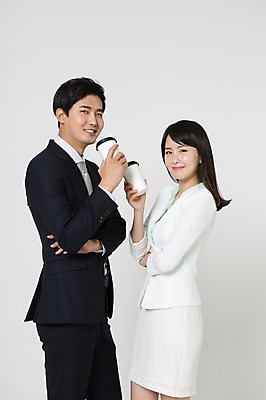 포토 JPG 스튜디오촬영 여자 남자 커피 실내 서기 미소 들기 정장 상반신 20대 성인 두명 옆모습 한국인 비즈니스맨 비즈니스우먼 테이크아웃 성인만 국내포토 옷 음료 뷰포인트 비즈니스 모션 표정 사람 동양인 청년 내부 직장인 파일형식