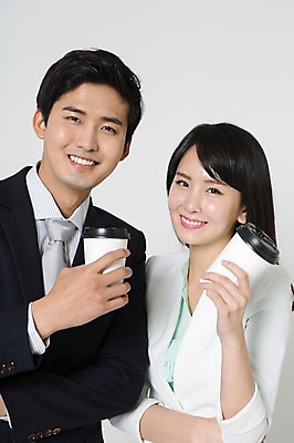 포토 JPG 스튜디오촬영 여자 남자 커피 실내 미소 들기 정장 상반신 20대 성인 두명 앞모습 한국인 비즈니스맨 비즈니스우먼 테이크아웃 성인만 국내포토 옷 음료 뷰포인트 비즈니스 모션 표정 사람 동양인 청년 내부 직장인 파일형식