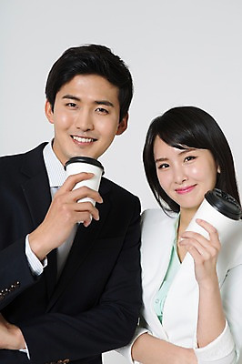 포토 JPG 스튜디오촬영 여자 남자 커피 실내 미소 들기 정장 상반신 20대 성인 두명 앞모습 한국인 비즈니스맨 비즈니스우먼 테이크아웃 성인만 국내포토 옷 음료 뷰포인트 비즈니스 모션 표정 사람 동양인 청년 내부 직장인 파일형식
