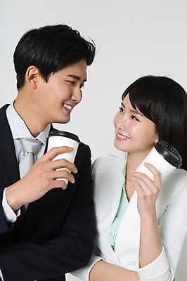 포토 JPG 스튜디오촬영 여자 남자 커피 실내 미소 들기 정장 상반신 20대 성인 두명 앞모습 마주보기 한국인 비즈니스맨 비즈니스우먼 테이크아웃 성인만 국내포토 옷 음료 뷰포인트 비즈니스 모션 표정 사람 동양인 청년 내부 직장인 파일형식