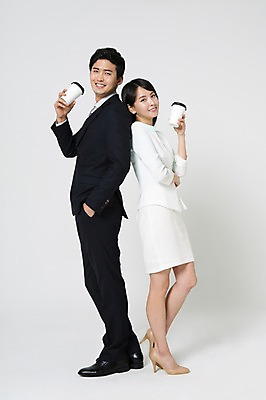 포토 JPG 스튜디오촬영 전신 여자 남자 커피 구두 실내 서기 미소 들기 정장 20대 성인 두명 옆모습 한국인 등맞대기 비즈니스맨 비즈니스우먼 하이힐 주머니손 테이크아웃 성인만 국내포토 옷 음료 뷰포인트 신발 비즈니스 모션 표정 사람 동양인 청년 내부 직장인 여성화 파일형식