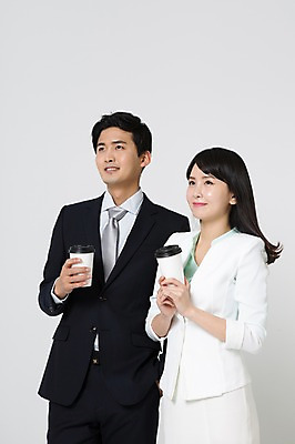 포토 JPG 스튜디오촬영 응시 여자 남자 커피 실내 서기 미소 들기 정장 상반신 20대 성인 두명 앞모습 한국인 비즈니스맨 비즈니스우먼 테이크아웃 성인만 국내포토 시선 옷 음료 뷰포인트 비즈니스 모션 표정 사람 동양인 청년 내부 직장인 파일형식