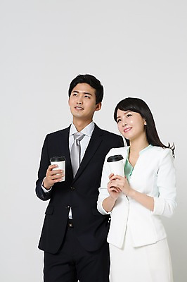 포토 JPG 스튜디오촬영 응시 여자 남자 커피 실내 서기 미소 들기 정장 상반신 20대 성인 두명 앞모습 한국인 비즈니스맨 비즈니스우먼 테이크아웃 성인만 국내포토 시선 옷 음료 뷰포인트 비즈니스 모션 표정 사람 동양인 청년 내부 직장인 파일형식
