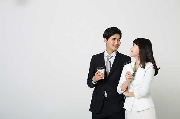 포토 JPG 스튜디오촬영 여자 남자 커피 실내 서기 미소 들기 정장 상반신 20대 성인 두명 앞모습 마주보기 한국인 비즈니스맨 비즈니스우먼 테이크아웃 성인만 국내포토 옷 음료 뷰포인트 비즈니스 모션 표정 사람 동양인 청년 내부 직장인 파일형식