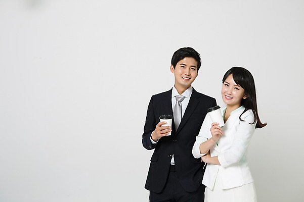 포토 JPG 스튜디오촬영 여자 남자 커피 실내 서기 미소 들기 정장 상반신 20대 성인 두명 앞모습 한국인 비즈니스맨 비즈니스우먼 테이크아웃 성인만 국내포토 옷 음료 뷰포인트 비즈니스 모션 표정 사람 동양인 청년 내부 직장인 파일형식