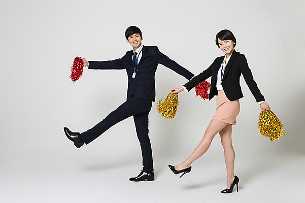 포토 JPG 스튜디오촬영 전신 여자 남자 구두 응원 팔벌리기 실내 서기 미소 정장 20대 성인 두명 옆모습 한국인 비즈니스맨 비즈니스우먼 하이힐 응원수술 사원증 다리들기 성인만 국내포토 옷 뷰포인트 신발 비즈니스 모션 표정 사람 동양인 청년 내부 응원용품 직장인 여성화 파일형식