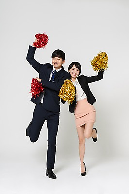 포토 JPG 스튜디오촬영 전신 여자 남자 구두 응원 실내 서기 미소 정장 20대 성인 두명 앞모습 손들기 한국인 비즈니스맨 비즈니스우먼 하이힐 응원수술 다리들기 성인만 국내포토 옷 뷰포인트 신발 비즈니스 모션 표정 사람 동양인 청년 내부 응원용품 직장인 여성화 파일형식