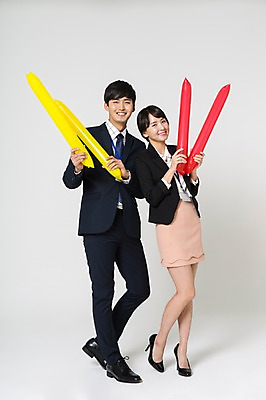 포토 JPG 스튜디오촬영 전신 여자 남자 구두 응원 실내 서기 미소 들기 정장 20대 성인 두명 앞모습 한국인 비즈니스맨 비즈니스우먼 하이힐 막대풍선 성인만 국내포토 옷 뷰포인트 신발 비즈니스 모션 표정 사람 동양인 청년 내부 응원용품 직장인 여성화 풍선 파일형식