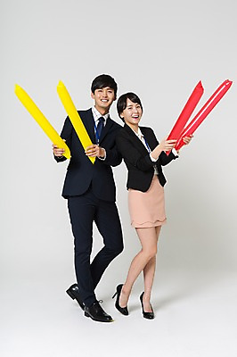 포토 JPG 스튜디오촬영 전신 여자 남자 구두 응원 실내 서기 미소 웃음 들기 정장 20대 성인 두명 앞모습 한국인 비즈니스맨 비즈니스우먼 하이힐 막대풍선 성인만 국내포토 옷 뷰포인트 신발 비즈니스 모션 표정 사람 동양인 청년 내부 응원용품 직장인 여성화 풍선 파일형식