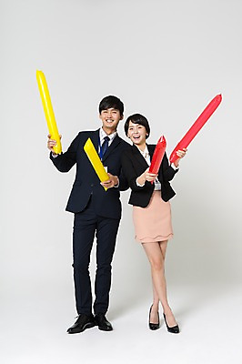 포토 JPG 스튜디오촬영 전신 여자 남자 구두 응원 실내 서기 미소 웃음 들기 정장 20대 성인 두명 앞모습 한국인 비즈니스맨 비즈니스우먼 하이힐 막대풍선 성인만 국내포토 옷 뷰포인트 신발 비즈니스 모션 표정 사람 동양인 청년 내부 응원용품 직장인 여성화 풍선 파일형식