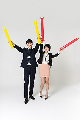 포토 JPG 스튜디오촬영 전신 여자 남자 구두 응원 실내 서기 미소 웃음 들기 정장 20대 성인 두명 앞모습 손들기 한국인 비즈니스맨 비즈니스우먼 하이힐 막대풍선 사원증 성인만 국내포토 옷 뷰포인트 신발 비즈니스 모션 표정 사람 동양인 청년 내부 응원용품 직장인 여성화 풍선 파일형식