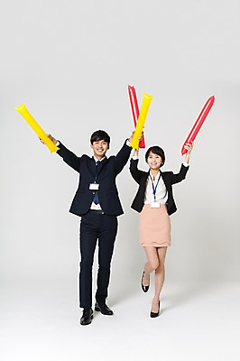 포토 JPG 스튜디오촬영 전신 여자 남자 구두 응원 실내 서기 미소 들기 정장 20대 성인 두명 앞모습 손들기 한국인 비즈니스맨 비즈니스우먼 하이힐 막대풍선 사원증 성인만 국내포토 옷 뷰포인트 신발 비즈니스 모션 표정 사람 동양인 청년 내부 응원용품 직장인 여성화 풍선 파일형식