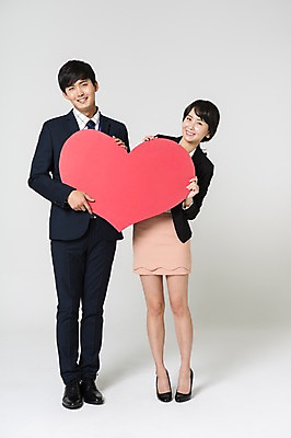 포토 JPG 스튜디오촬영 전신 여자 남자 구두 실내 서기 미소 들기 정장 20대 성인 두명 앞모습 한국인 하트 비즈니스맨 비즈니스우먼 하이힐 하트프레임 성인만 국내포토 모양 옷 뷰포인트 신발 비즈니스 모션 프레임 표정 사람 동양인 청년 내부 직장인 여성화 파일형식