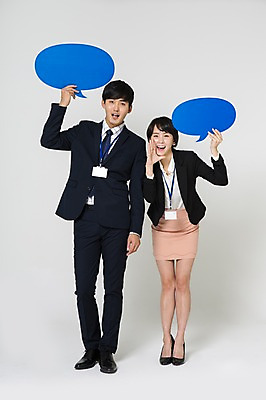 포토 JPG 스튜디오촬영 전신 여자 남자 구두 말풍선 프레임 실내 서기 들기 정장 손짓 20대 성인 두명 앞모습 놀람 외침 한국인 비즈니스맨 비즈니스우먼 하이힐 사원증 성인만 국내포토 옷 감정 뷰포인트 신발 비즈니스 모션 표정 사람 동양인 청년 내부 소리 직장인 여성화 파일형식