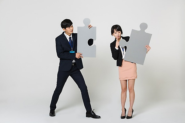 포토 JPG 스튜디오촬영 전신 응시 여자 남자 구두 프레임 실내 서기 들기 정장 20대 성인 두명 앞모습 한국인 비즈니스맨 비즈니스우먼 하이힐 고민 퍼즐조각 사원증 성인만 국내포토 시선 옷 감정 뷰포인트 조각 신발 비즈니스 모션 사람 동양인 청년 내부 직장인 퍼즐 여성화 파일형식