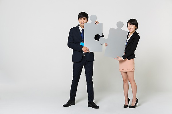 포토 JPG 스튜디오촬영 전신 여자 남자 구두 프레임 실내 서기 미소 들기 정장 20대 성인 두명 앞모습 한국인 비즈니스맨 비즈니스우먼 하이힐 퍼즐조각 사원증 성인만 국내포토 옷 뷰포인트 조각 신발 비즈니스 모션 표정 사람 동양인 청년 내부 직장인 퍼즐 여성화 파일형식