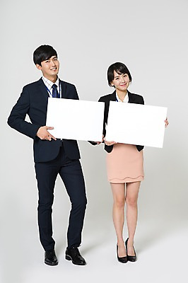 포토 JPG 스튜디오촬영 전신 여자 남자 구두 사각프레임 실내 서기 미소 들기 정장 20대 성인 두명 앞모습 한국인 비즈니스맨 비즈니스우먼 하이힐 성인만 국내포토 옷 뷰포인트 신발 비즈니스 모션 프레임 표정 사람 동양인 청년 내부 사각형 직장인 여성화 파일형식