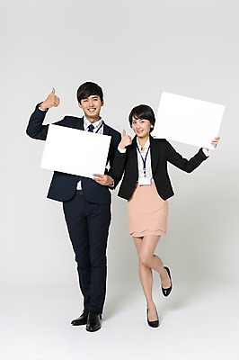 포토 JPG 스튜디오촬영 전신 여자 남자 구두 사각프레임 실내 서기 미소 들기 정장 20대 성인 두명 앞모습 한국인 엄지손가락 최고 비즈니스맨 비즈니스우먼 하이힐 사원증 다리들기 성인만 국내포토 옷 뷰포인트 신발 비즈니스 손가락 모션 프레임 표정 사람 동양인 청년 내부 사각형 직장인 여성화 파일형식