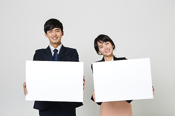 포토 JPG 스튜디오촬영 여자 남자 사각프레임 실내 서기 미소 들기 정장 상반신 20대 성인 두명 앞모습 한국인 비즈니스맨 비즈니스우먼 성인만 국내포토 옷 뷰포인트 비즈니스 모션 프레임 표정 사람 동양인 청년 내부 사각형 직장인 파일형식