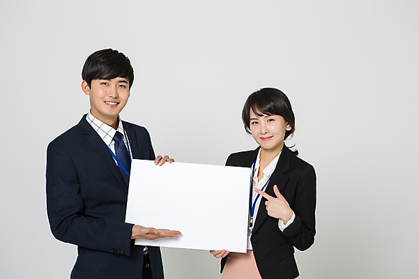 포토 JPG 스튜디오촬영 여자 남자 안내 사각프레임 실내 서기 미소 들기 정장 손짓 상반신 20대 성인 두명 앞모습 한국인 가리킴 비즈니스맨 비즈니스우먼 성인만 국내포토 옷 뷰포인트 비즈니스 모션 프레임 표정 사람 동양인 청년 내부 사각형 직장인 파일형식